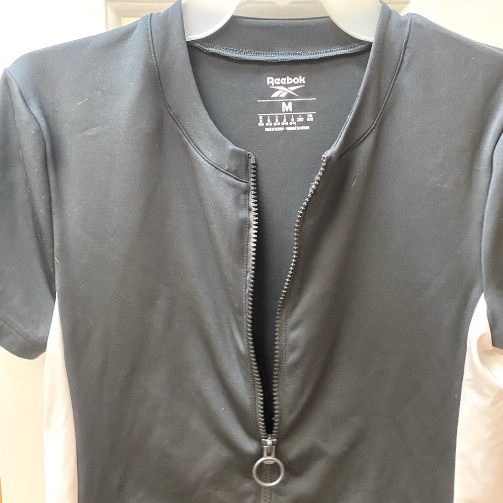 Women’s size M Reebok zip-up cropped short sleeve excercise shirt EUC